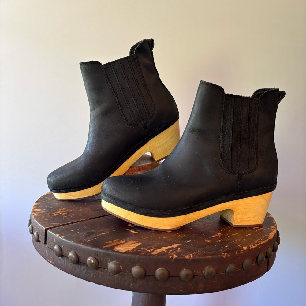 Frye & Co. Women's 8.5 Black Leather Odessa Chelsea w/Wood Heel. Hardly worn!